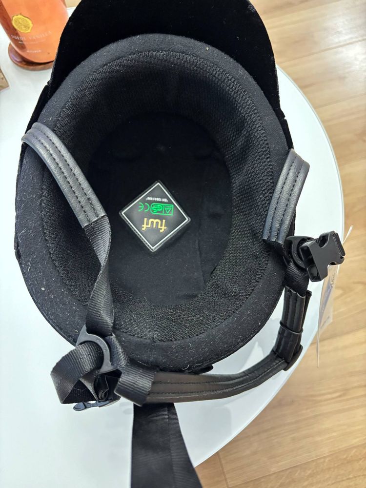 Nowy kask jeździecki toczek IRH, welurowy, rozmiar 54 cm (6 5/8)