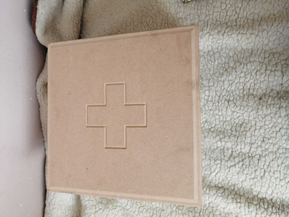 Szafka wisząca na leki lekarstwa zamykana apteczka domowa biała