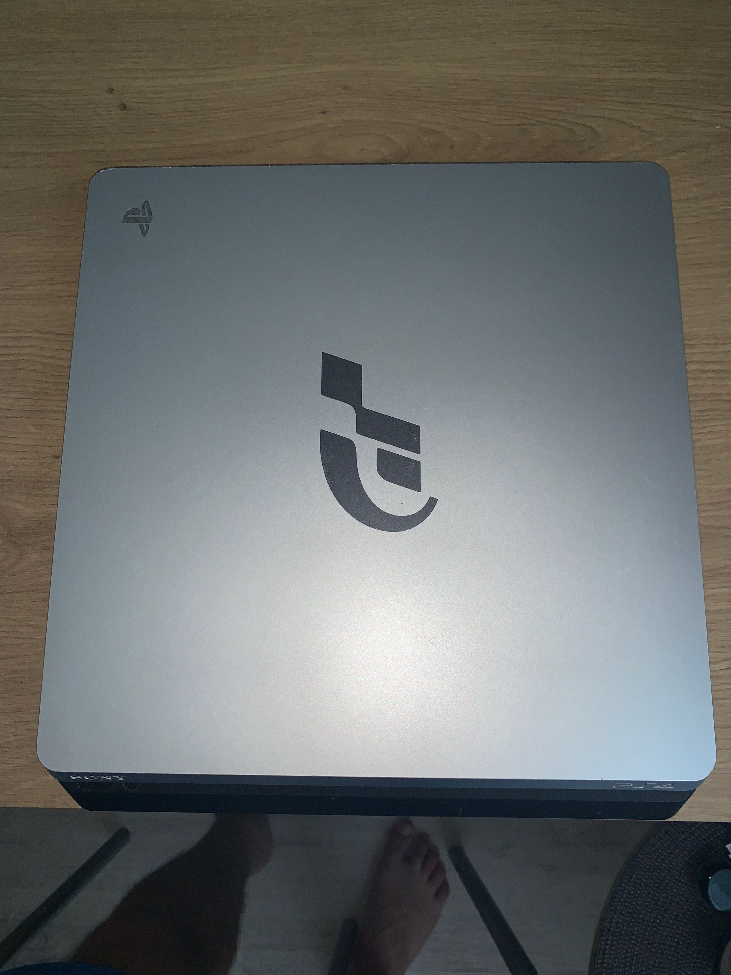 PS4 Slim 1TB GT Edition + gra + pad – stan bdb