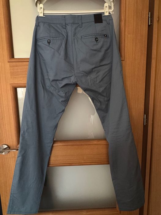 Niebieskie spodnie materiałowe Cross Jeans