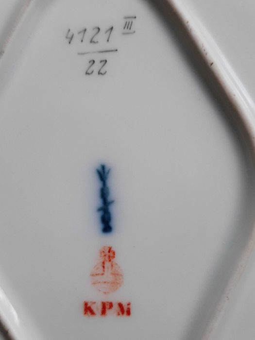 Piękna porcelana, XIX wiek, ażurowy półmisek z motywem kwiatów,