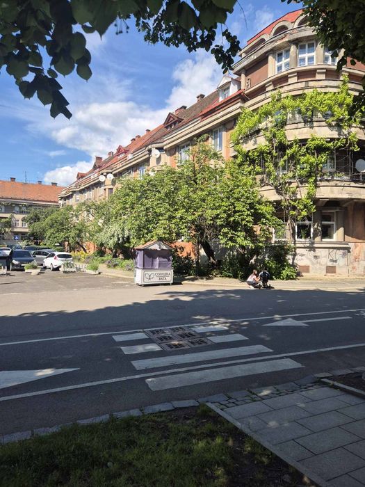 Здається в оренду кв-ра на два місяці з початку грудня  у Центрі