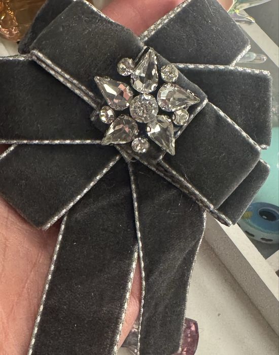 Nowa, elegancka szara broszka okazja