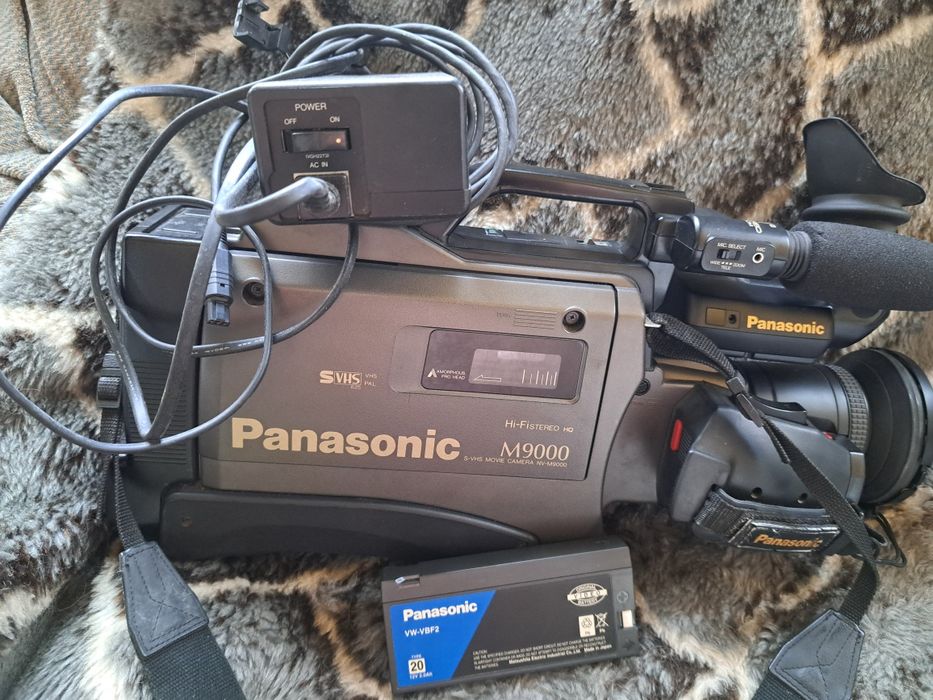 Продам  касетну відеокамеру Panasonic  M 9000