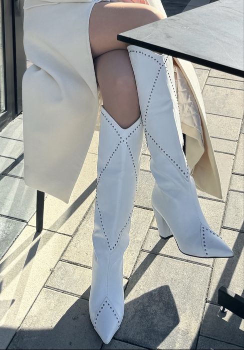 Білі високі козаки.