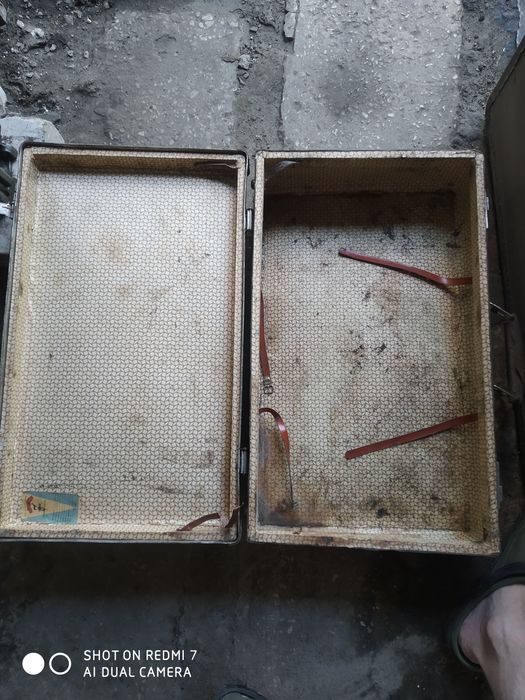 Продам старые чемоданы