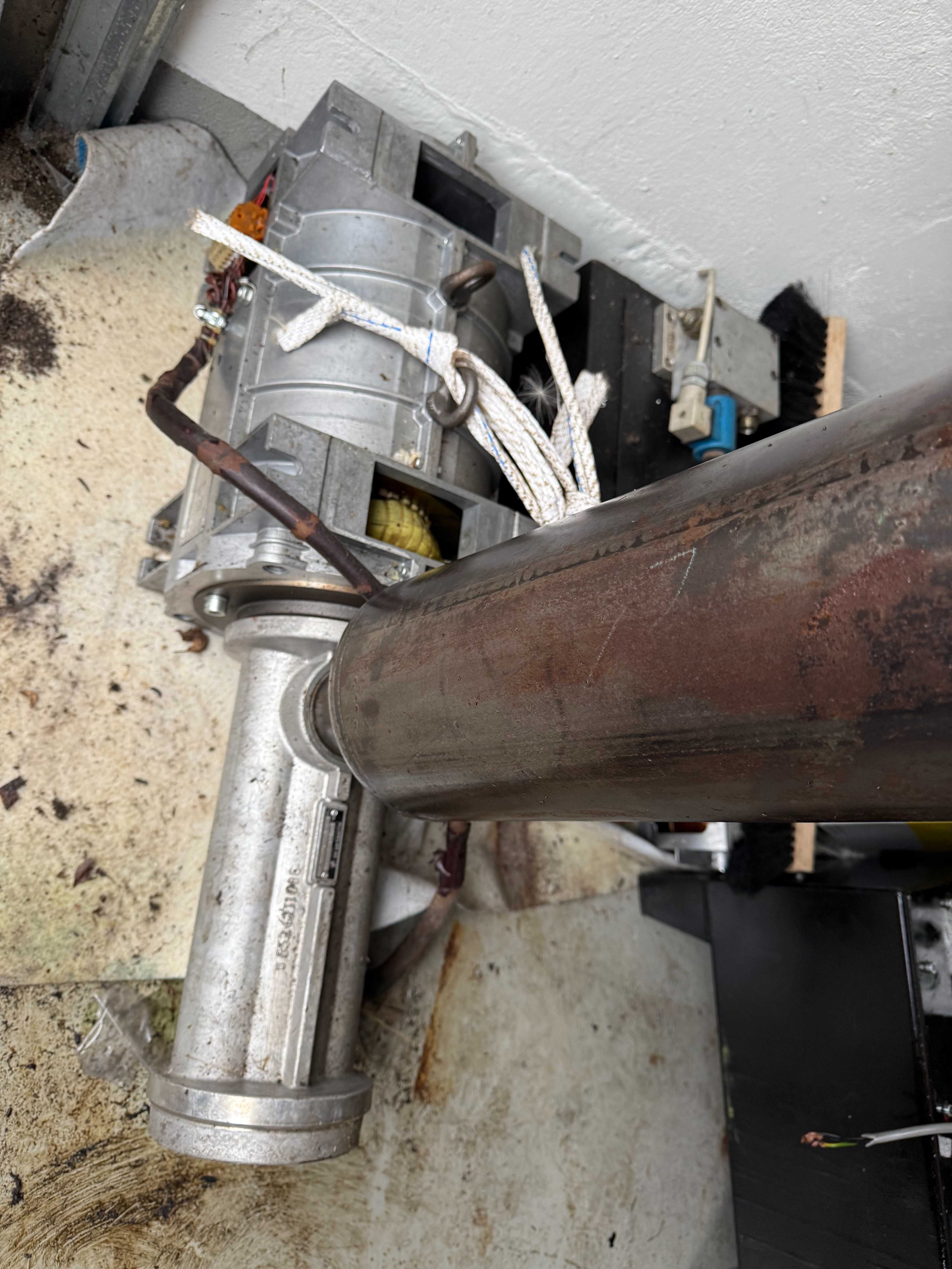Silnik elektryczny 28 kW z rozdzielaczem do agregatu hydraulicznego.