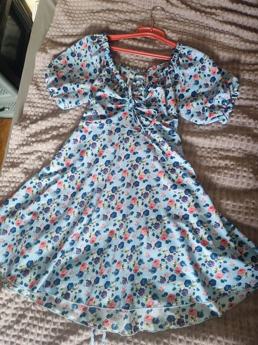 Жіноча сукня на затяжках