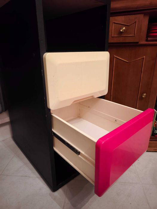 Secretária preta com gavetas rosa e brancas