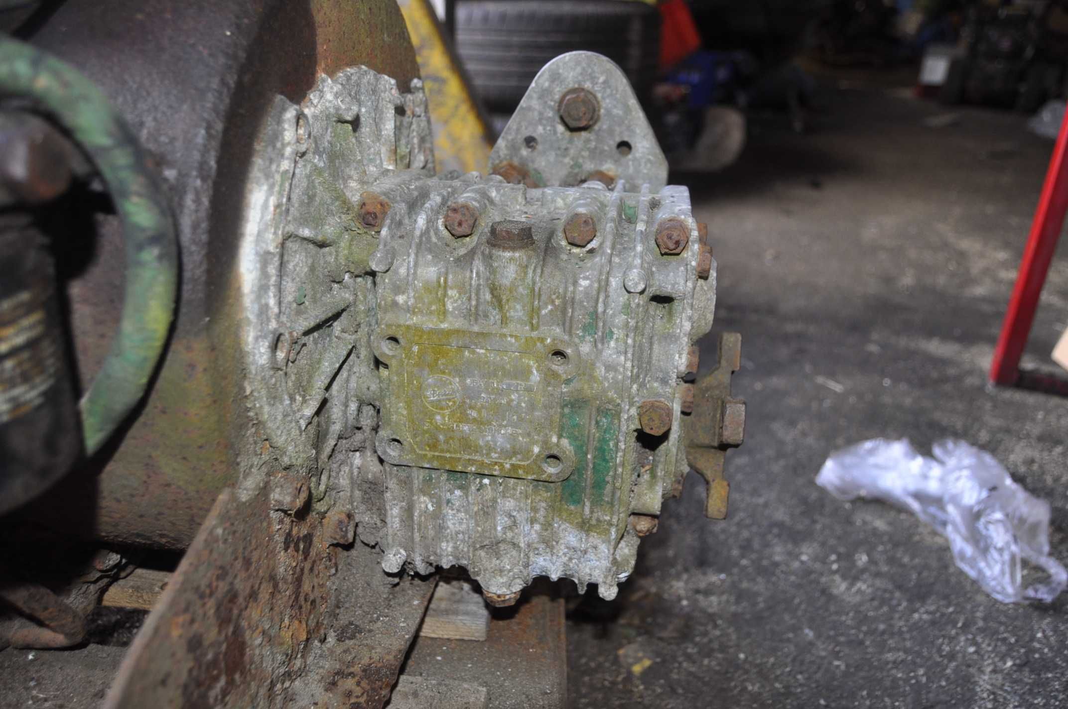 Stary silnik deutz 2 cylindry z przekładnią hBW 10-2R z łódki