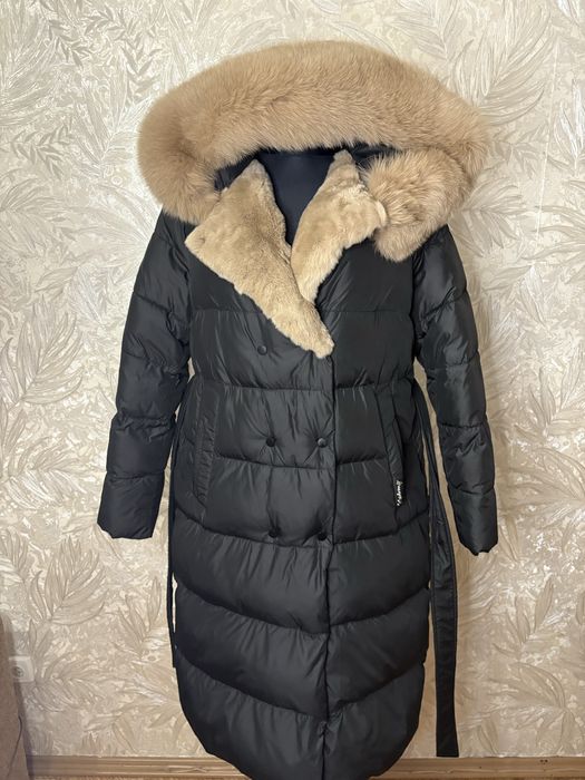 Жіночий зимовий пуховик з натуральним хутром