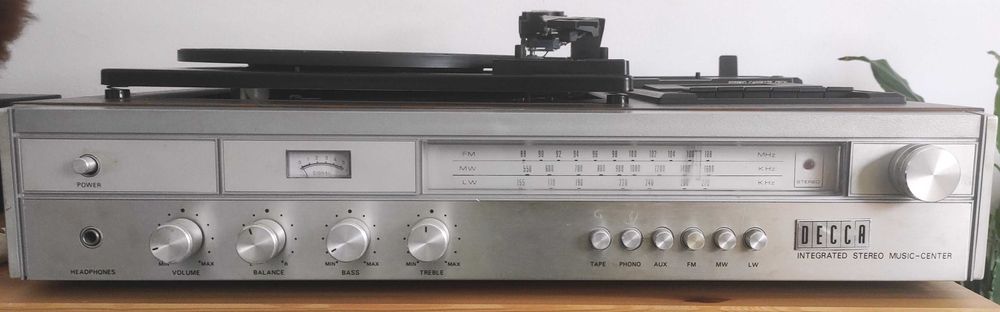 Gira discos com leitor de cassetes