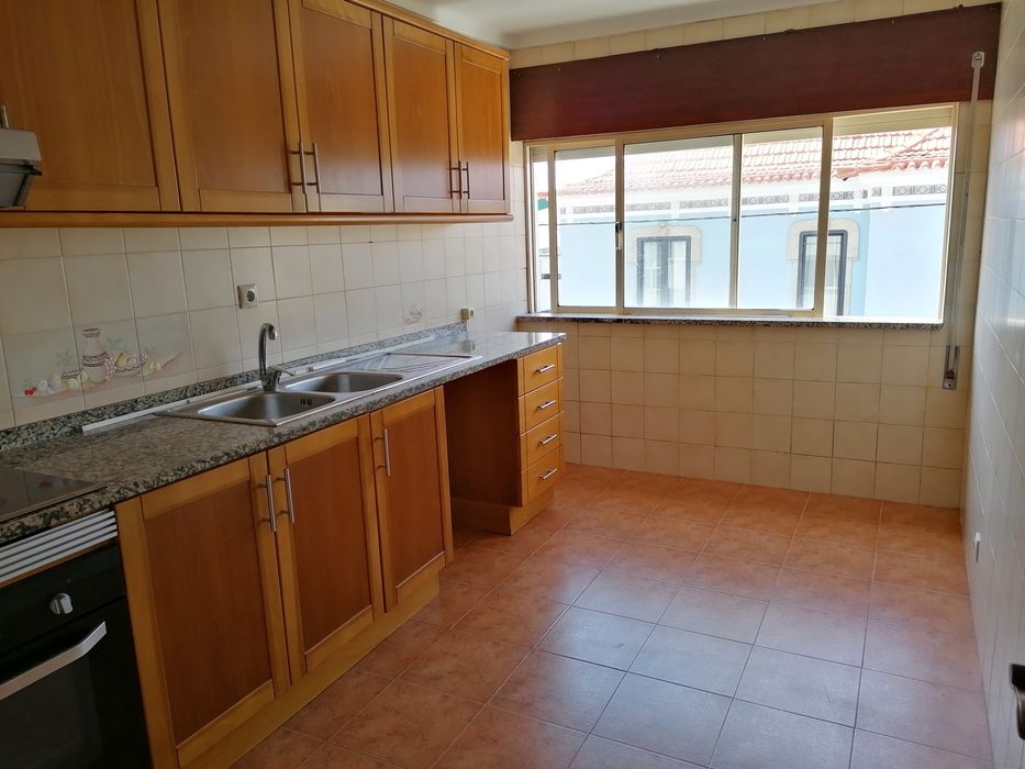 Vende-se Apartamento T 2, num primeiro andar, em Esgueira, Aveiro.