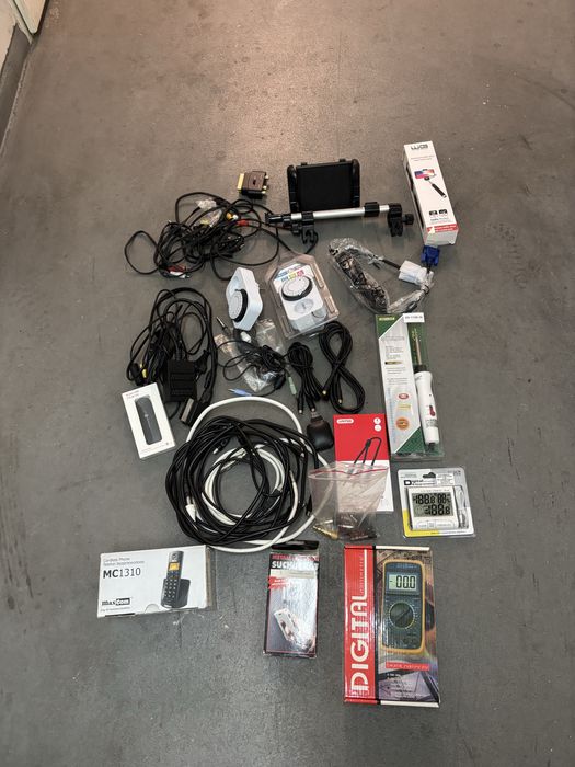 Zestaw elektroniki – pudełko pełne akcesoriów