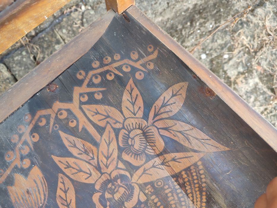 Três cadeiras antigas em madeira