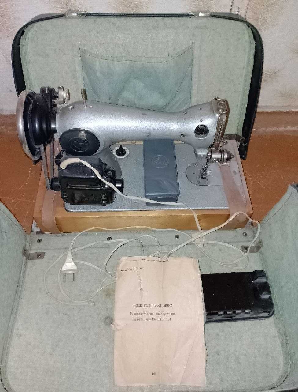 Швейна машина з електроприводом у робочому стані