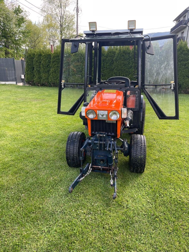 Traktorek Kubota B7400