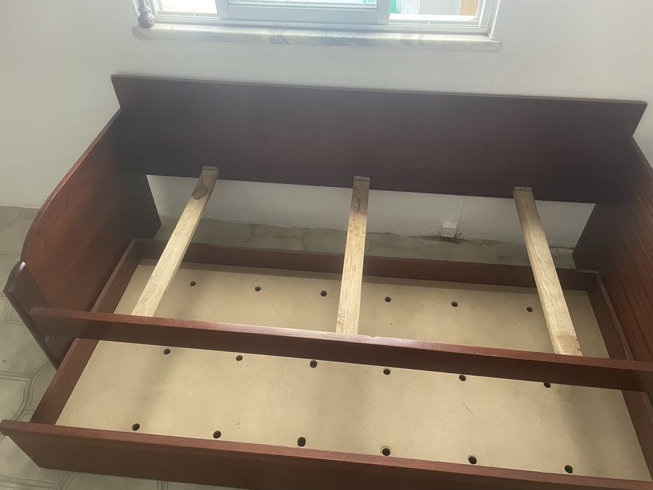 cama de solteiro de madeira e cristaleira madeira forte