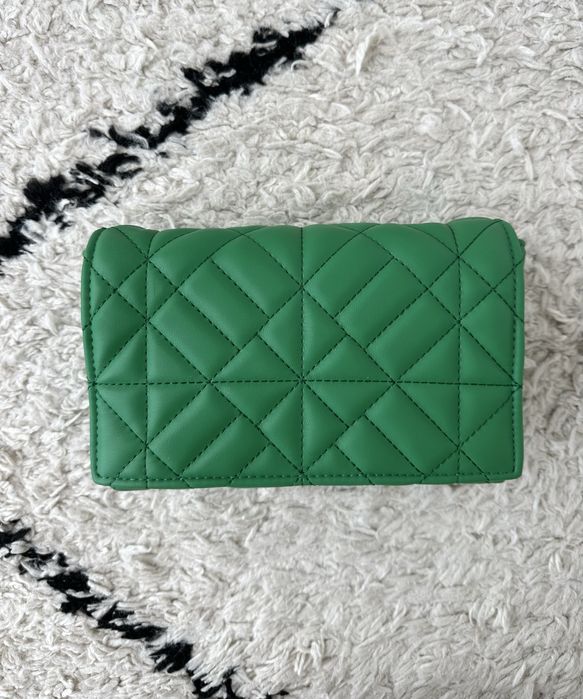 Carteira acolchoada verde ZARA