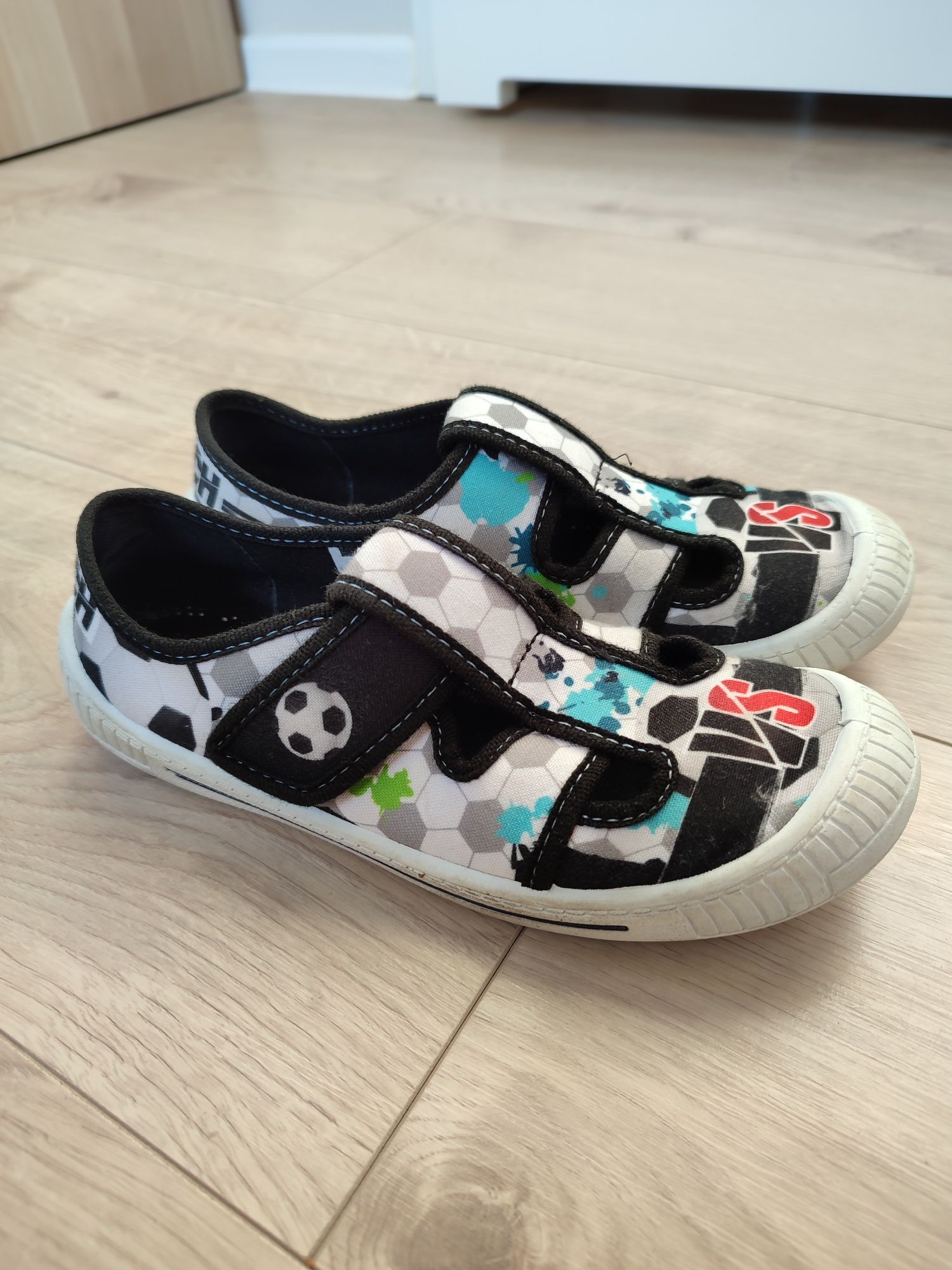 Buty na zmianę do szkoły na białej podeszwie na rzepy 35