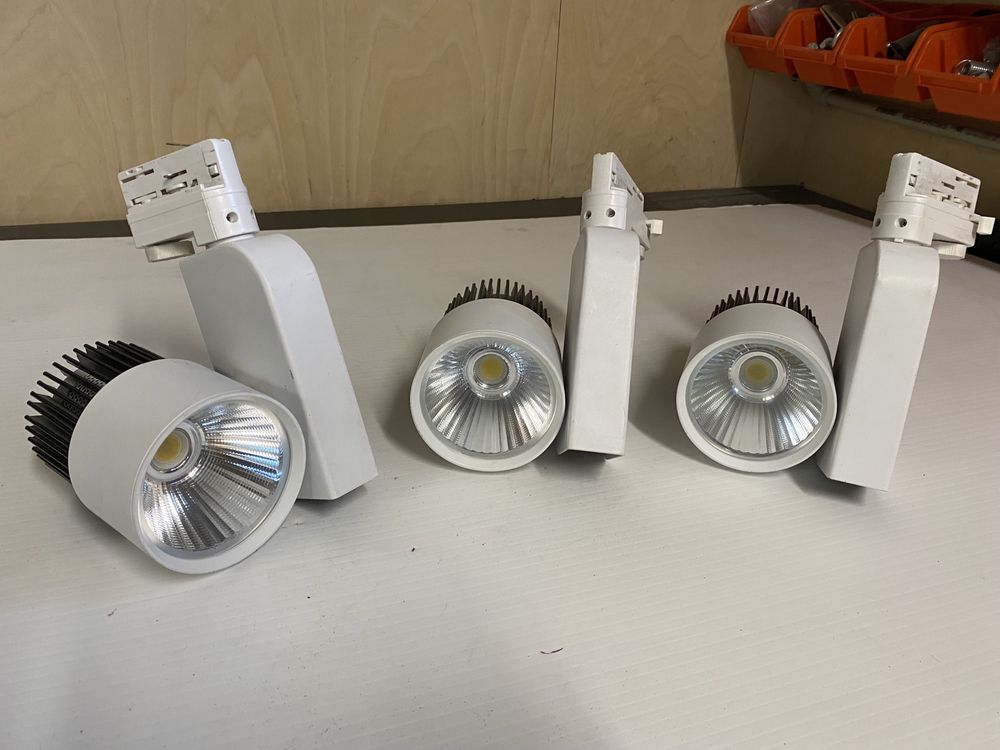 Szyna oswietleniowa  wraz z 3 lampami led