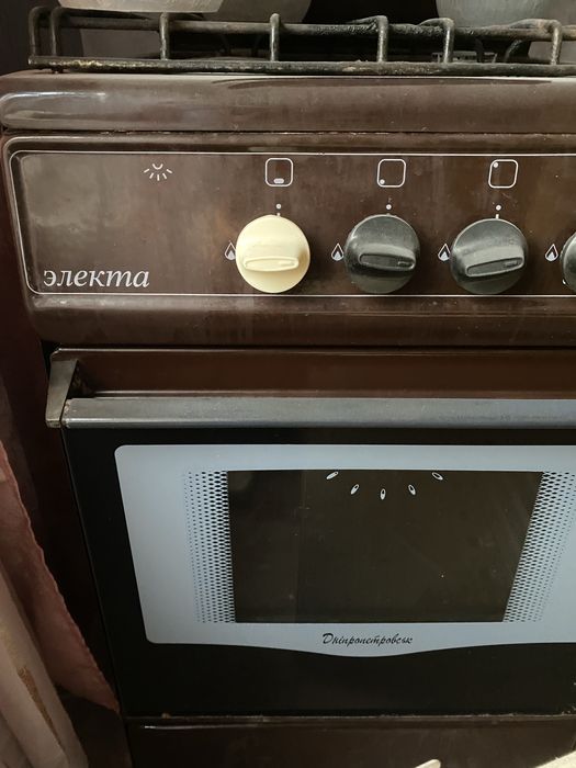 ГАЗОВА плита,в гарному стані все працює,