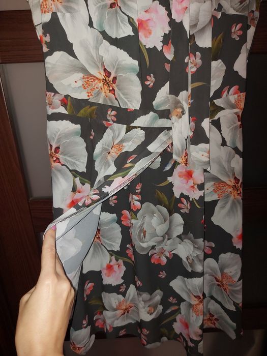 Sukienka w kwiaty z kokardą