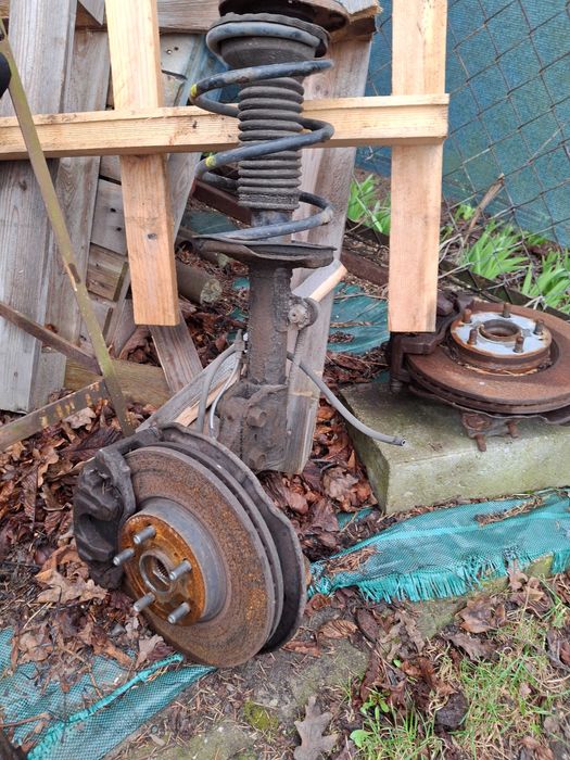 Toyota avensis t25 1,8 vvti mcperson lewy zwrotnica amortyzator 1,6