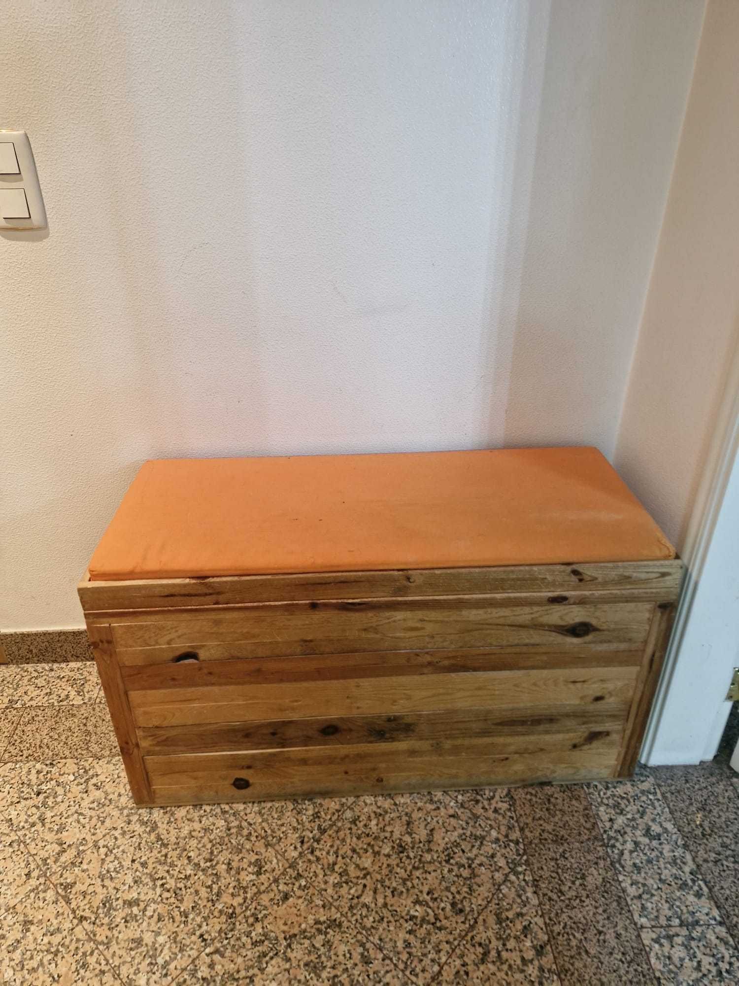 WC para gatos em madeira