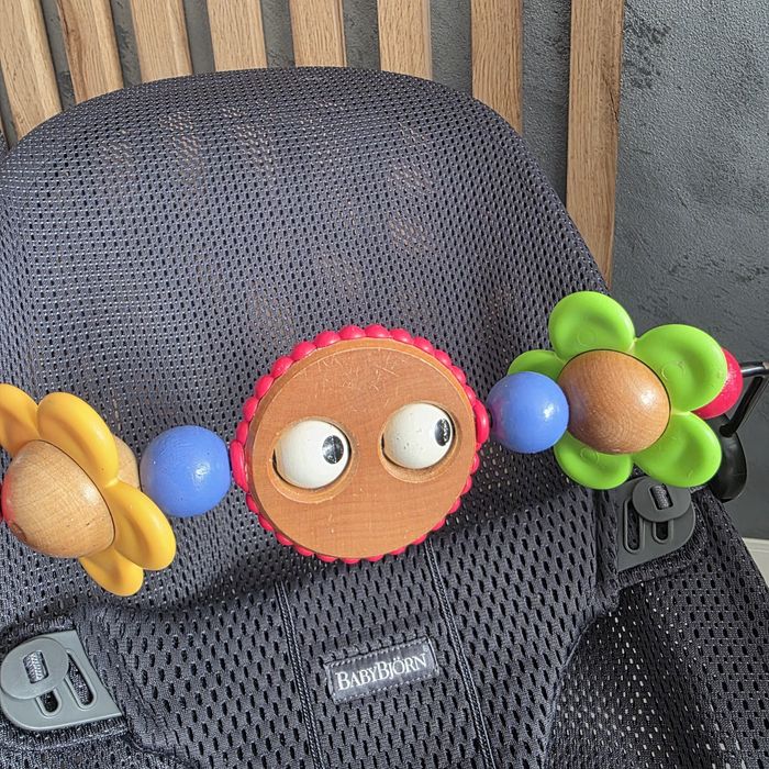 Dwa leżaczki BabyBjorn + zabawki