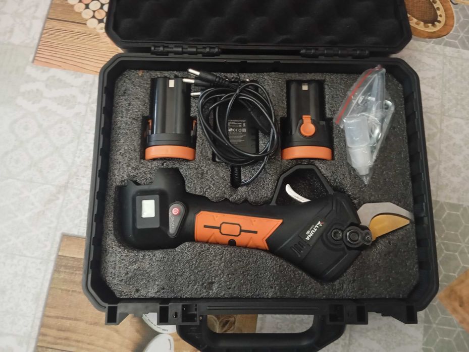 Tesoura poda bateria altuna acb35  2 baterias com autonomia 4 h cada