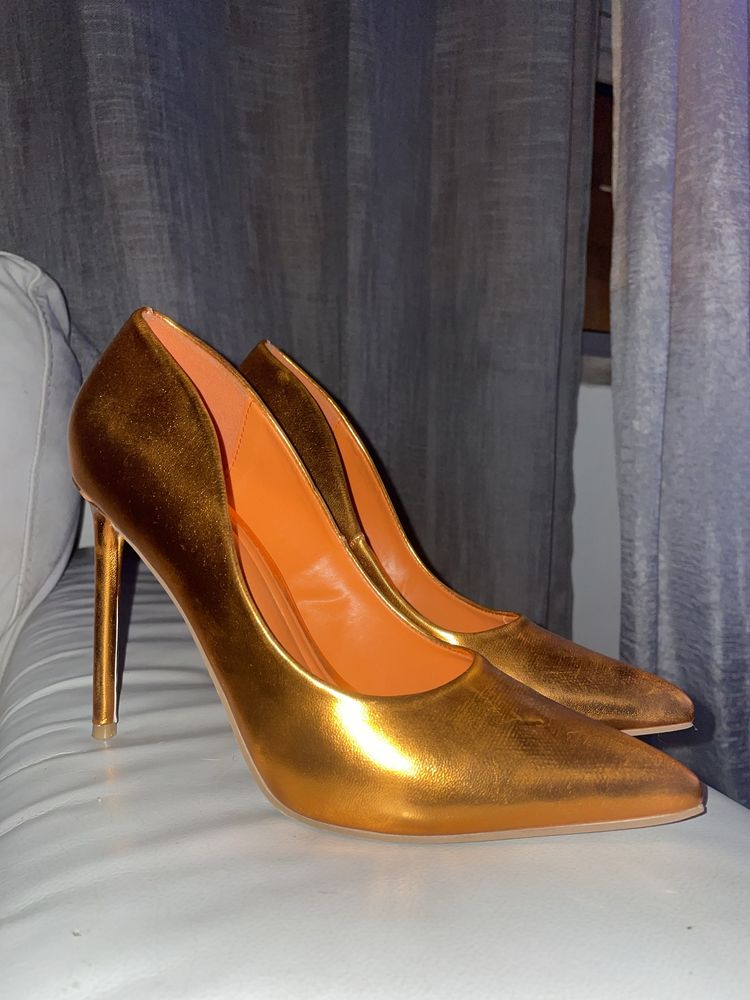 Sapato em  laranja metalico