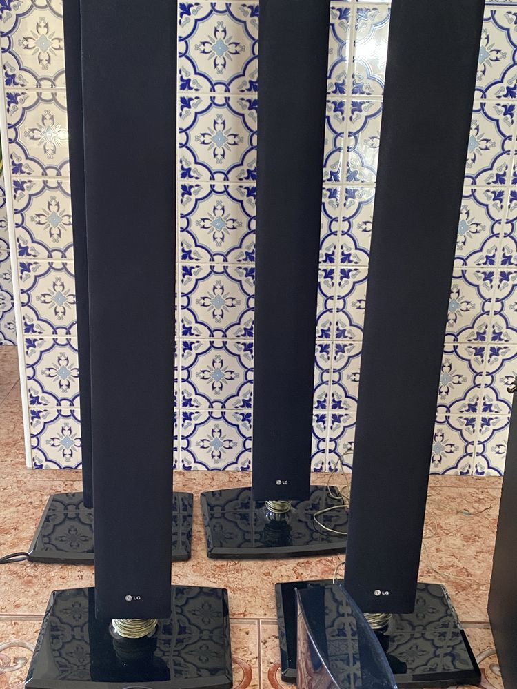 Colunas LG pretas muito bom estado