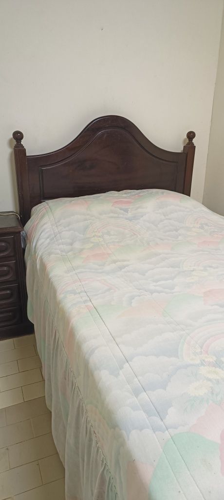 Cama de 120cm com mesa de cabeceira