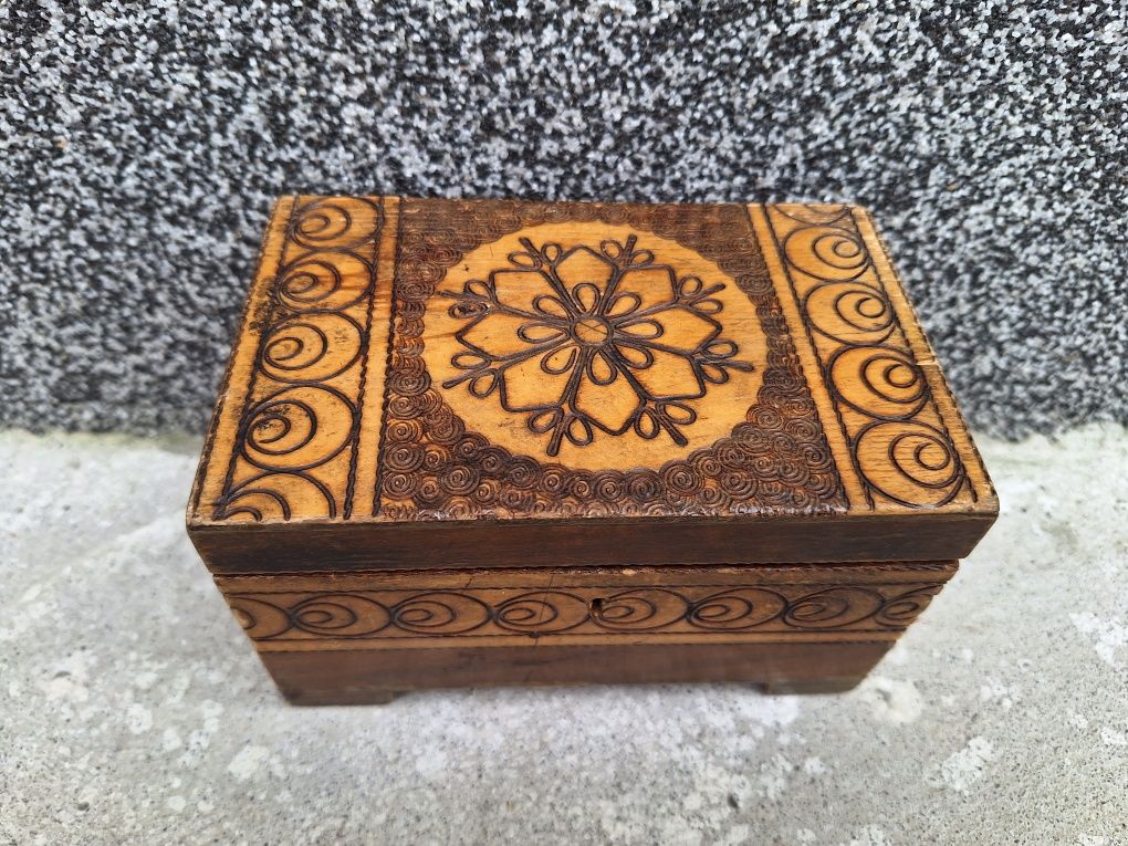 Szkatułka drewniana retro drewno kuferek na biżuterię skrzynka