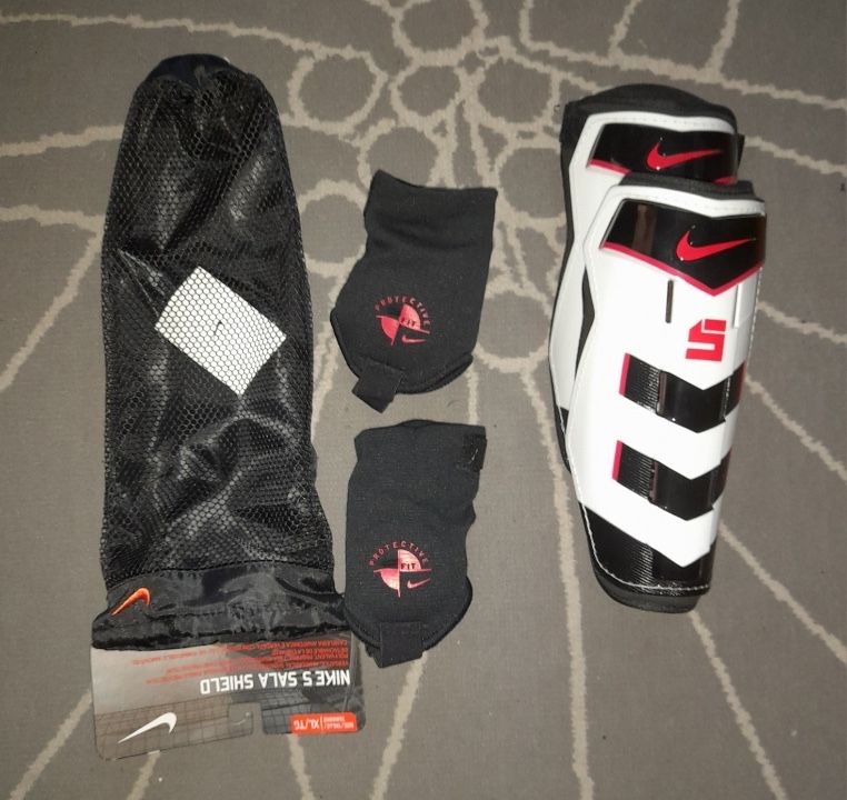 Ochraniacze piłkarskie Nike 5 Sala Shield (XL)
