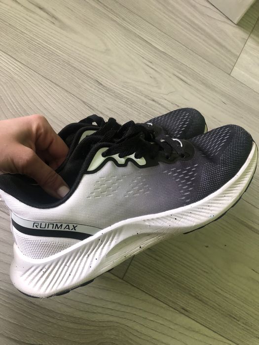 Кросівки на весну