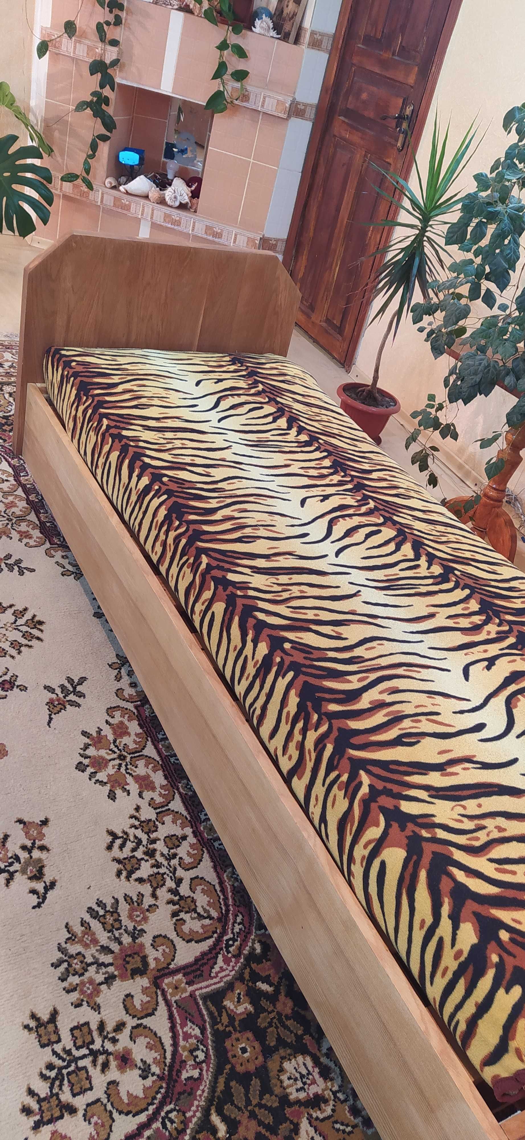Кровать из натурального дерева (дуб) с матрасом.
