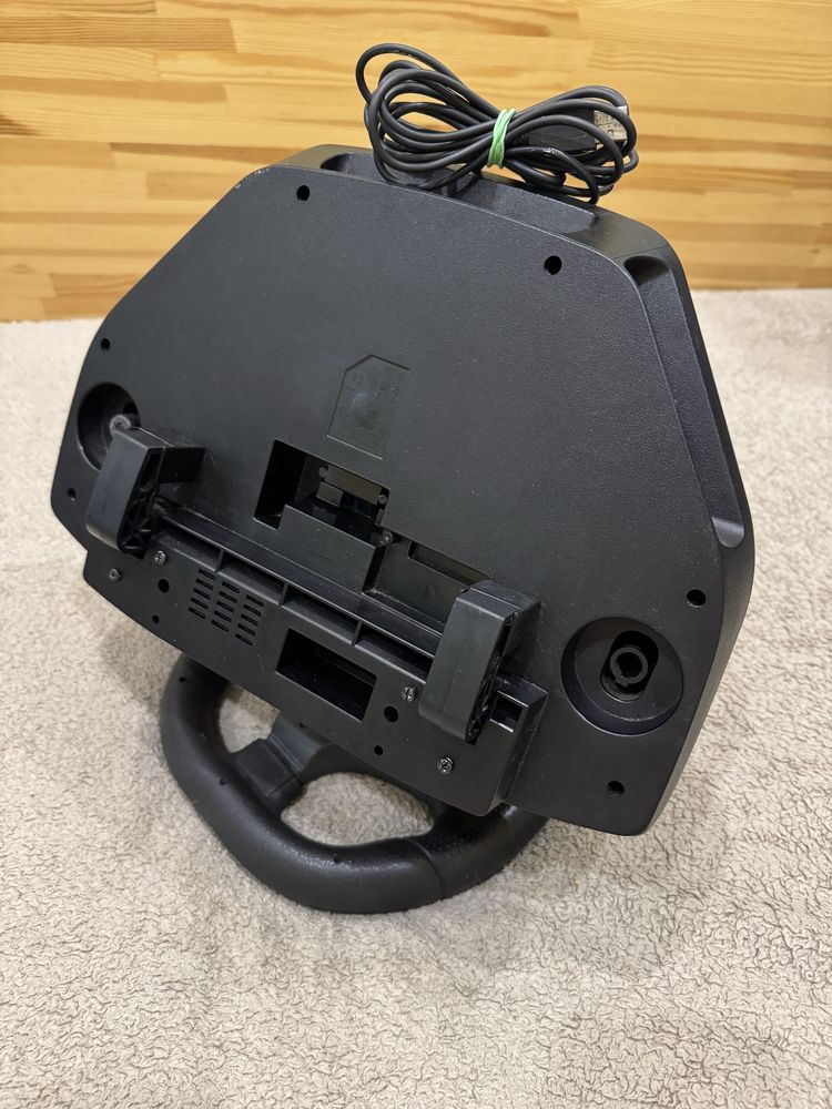 Хороший стан. Ігрове кермо logitech momo racing 270 градусів