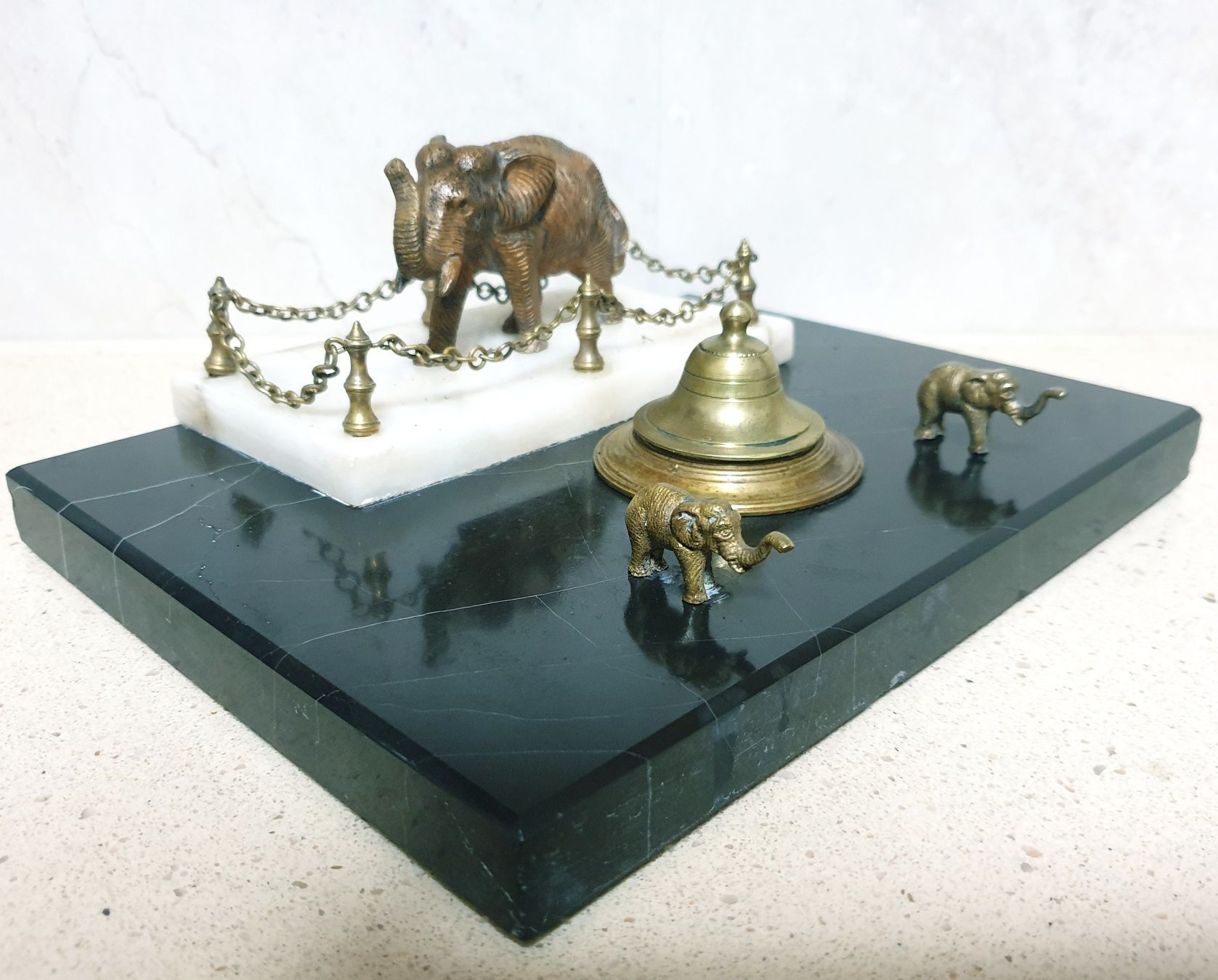 Raro fantástico antigo tinteiro figurativo com elefantes em bronze