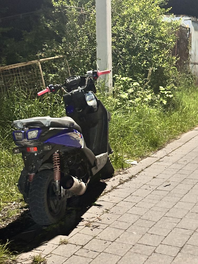 Скутер Spark 150 кубів. З тюнінгом невеликим, підтриманий