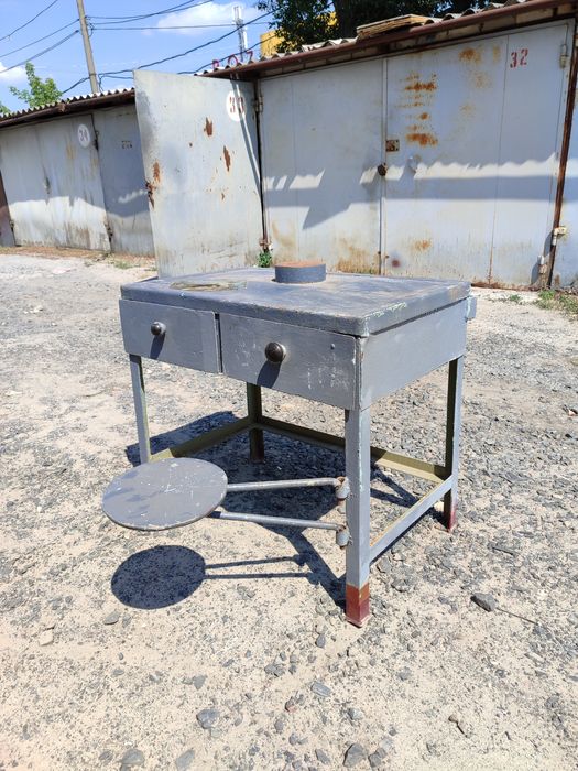 Продам верстак для гаража с  выдвижными ящиками.