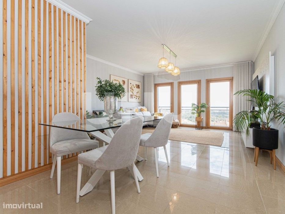 Apartamento T4 com box, em Camarate!