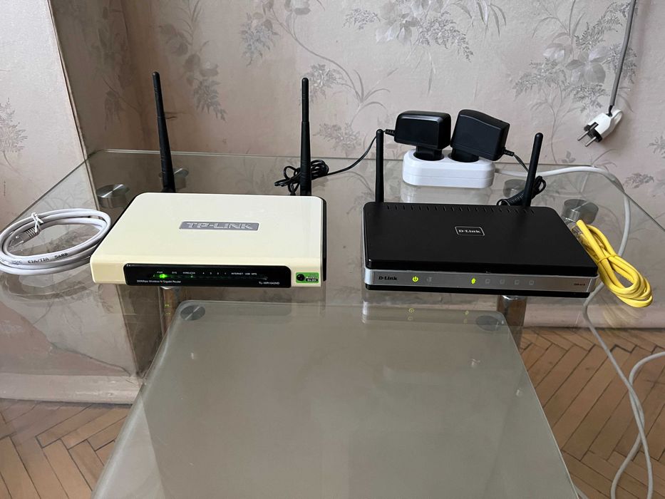 Гигабитный Wi-Fi роутер TL-WR1042ND и D-Link DIR-615.