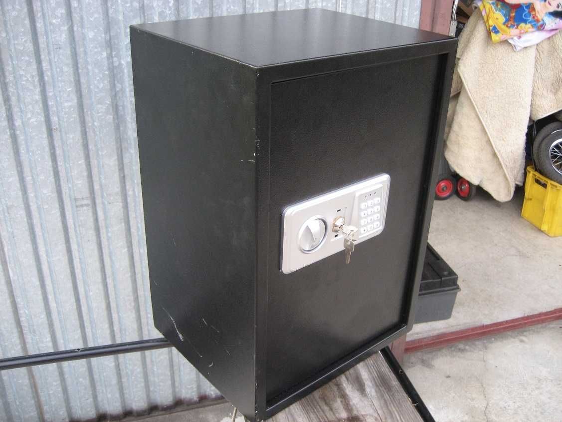 sejf  17 kg waga   elektroniczny i na klucz