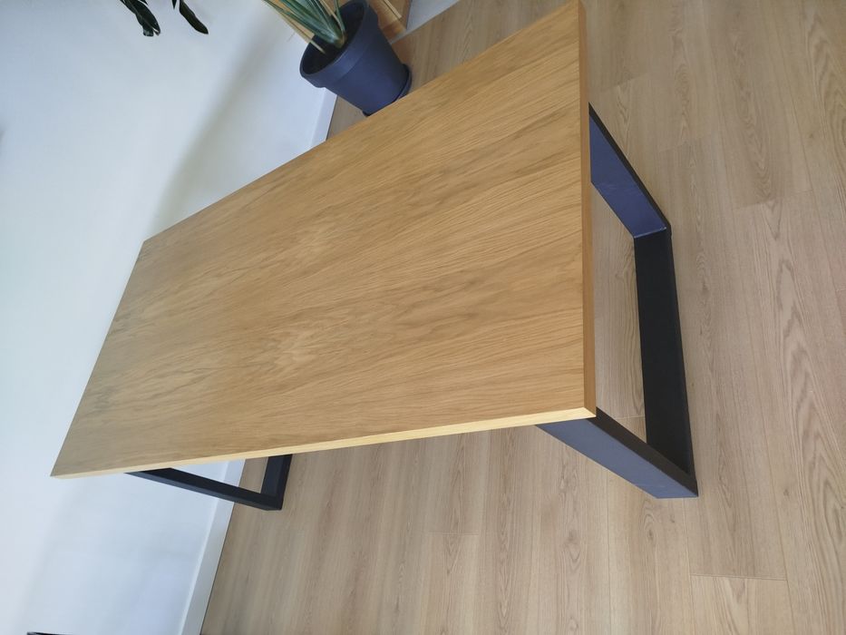 Stół drewniany z metalowymi nogami