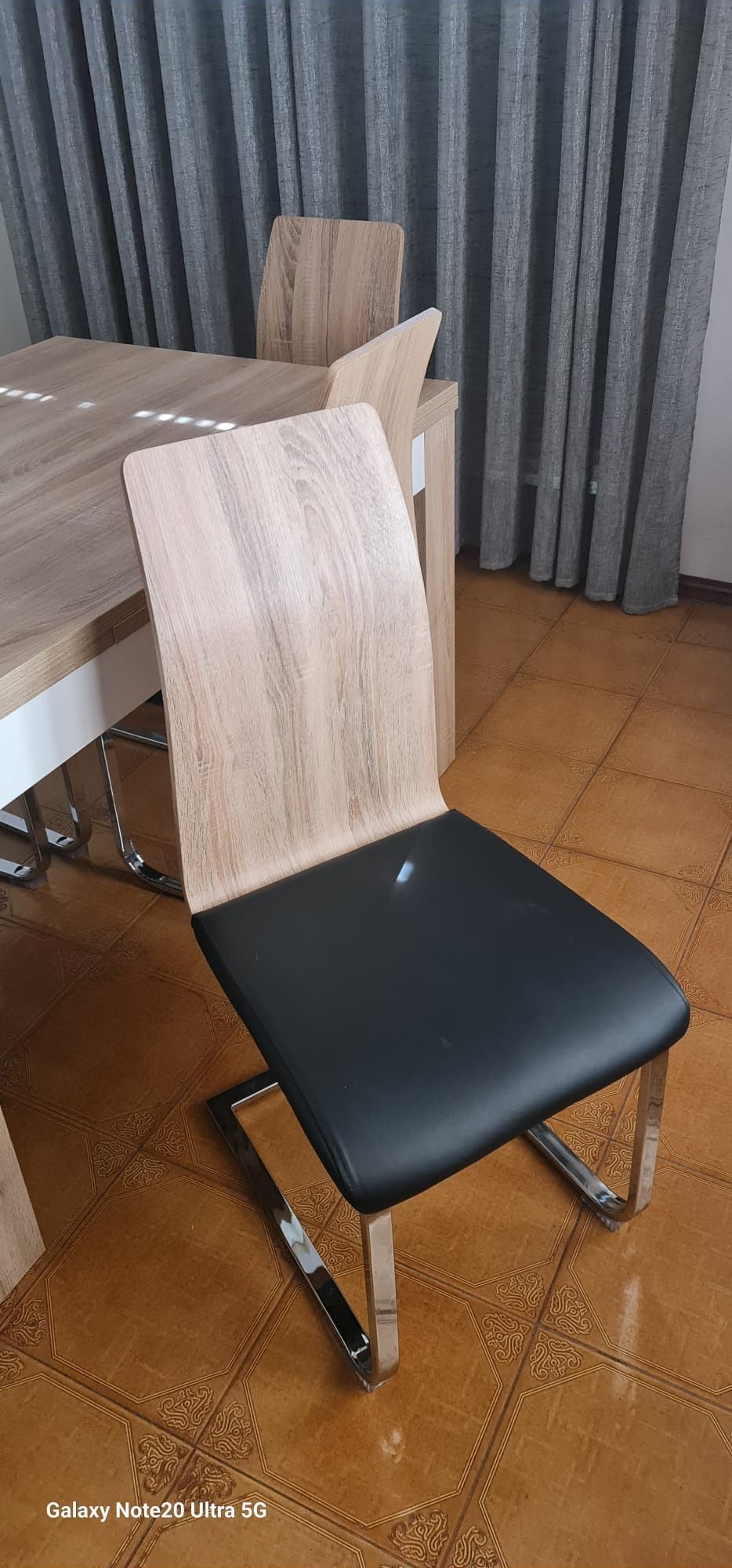 Messa de   sala  com cadeiras