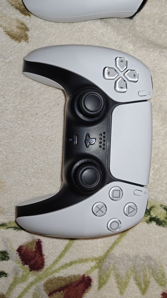Продам ps 5 в идеальном состоянии с 2-мя геймпадами