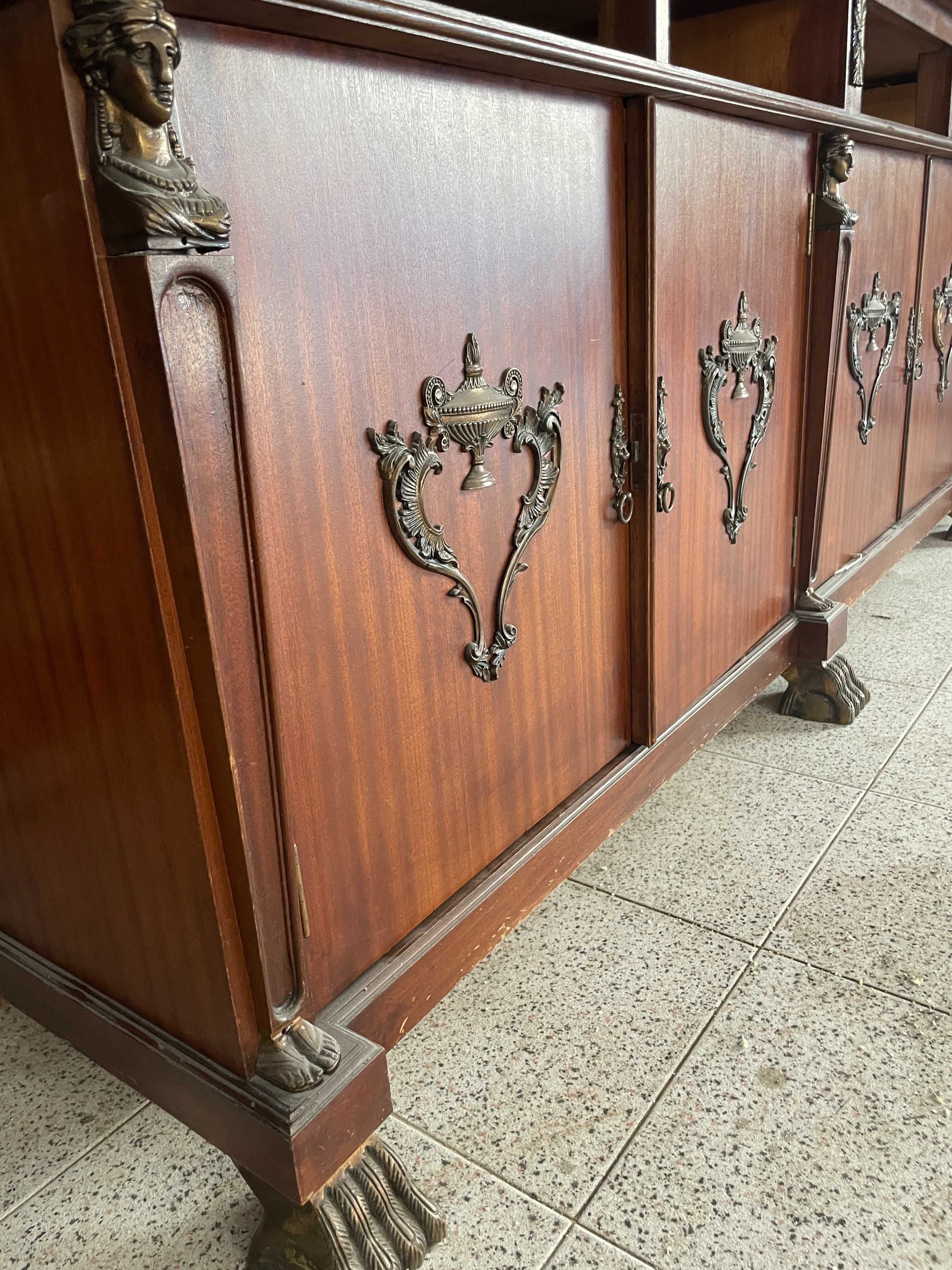 Móvel Cristaleira Clássico em Madeira Maciça com Detalhes em Bronze