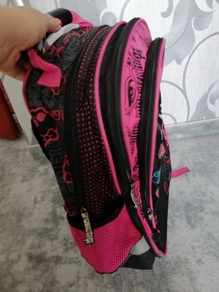 Plecak szkolny dla dziewczynki na kółkach